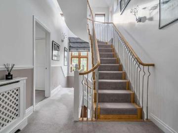 6 bed house for sale