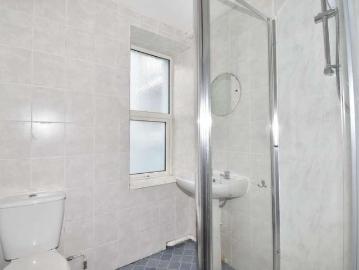6 bed house for sale