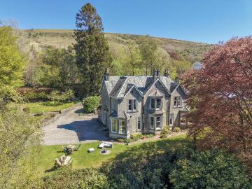 6 bedroom detached house for sale