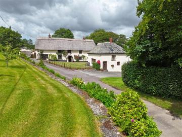 6 bedroom detached house for sale