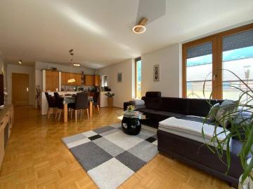 3 Zimmerwohnung mit großer Terrasse und TG Platz