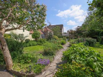 7 bed house for sale