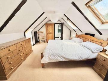 9 bed house for sale