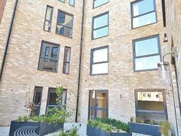 1 bedroom Studio flat To Let