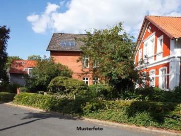 1 bis 2 Familienhaus mit 2 Garagen