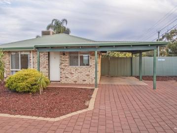 1x1 Unit Centrally Located!