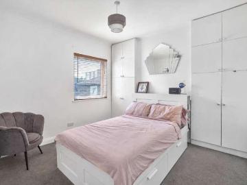2 bed flat for sale