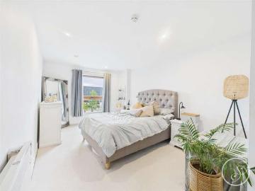 2 bed flat for sale