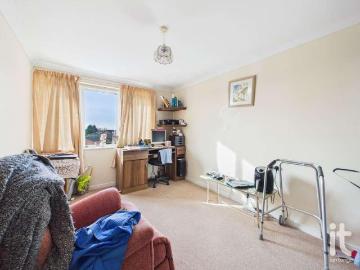 2 bed flat for sale
