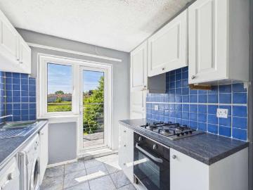 2 bed flat for sale