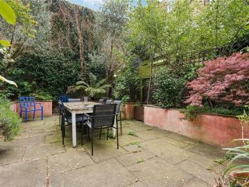 2 bed flat for sale