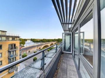 2 bed flat for sale