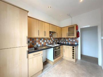 2 bed flat for sale