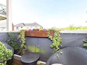 2 bed flat for sale