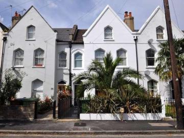 2 bed flat for sale