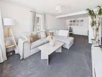 2 bed flat for sale