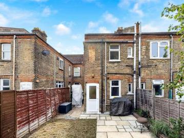 2 bed flat for sale