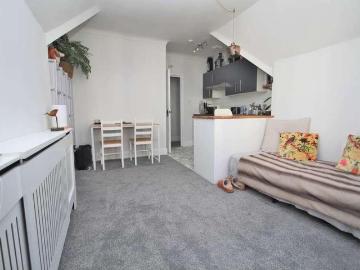2 bed flat for sale