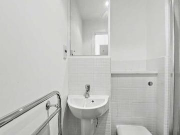 2 bed flat for sale