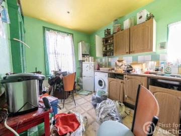 2 bed flat for sale