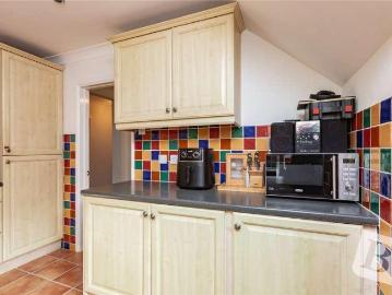 2 bed flat for sale