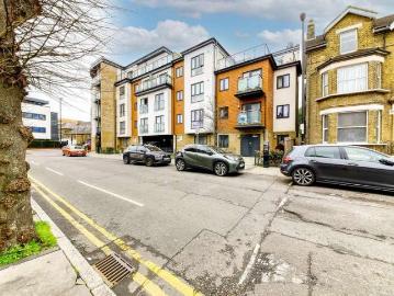 2 bed flat for sale