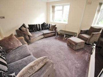 2 bed flat for sale