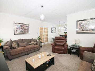 2 bed flat for sale