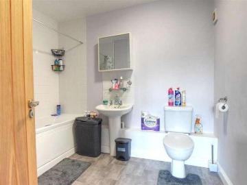 2 bed flat for sale