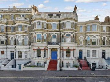 2 bed flat for sale
