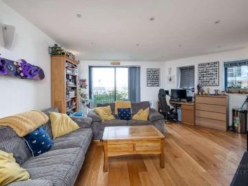 2 bed flat for sale