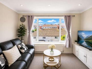 2 bed flat for sale