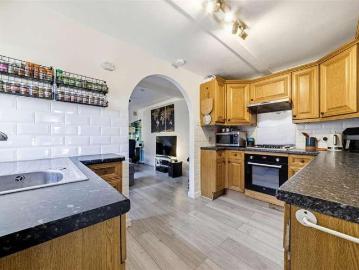 2 bed house for sale