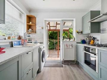 2 bed house for sale