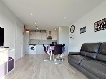 2 Bedroom Apartment For Sale In Hayes, Greater London