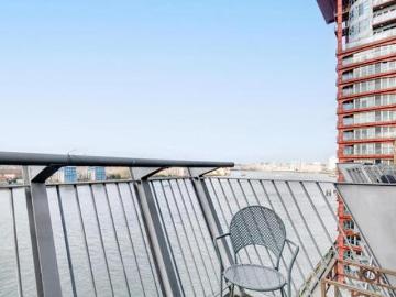 2 Bedroom Flat For Sale In London