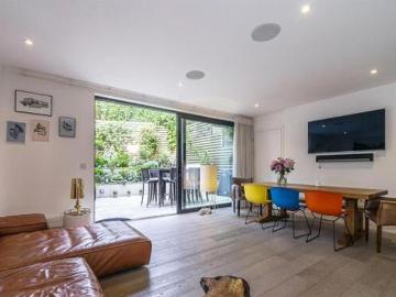2 Bedroom Flat For Sale In London