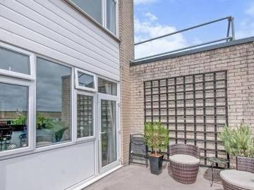 2 bedroom maisonette for sale in Framfield Way...