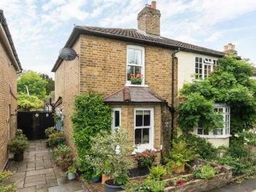 2 bedroom semidetached house for sale in School Walk...