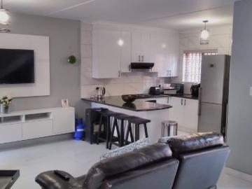 2 Bedroom Townhouse For Sale in Noordheuwel