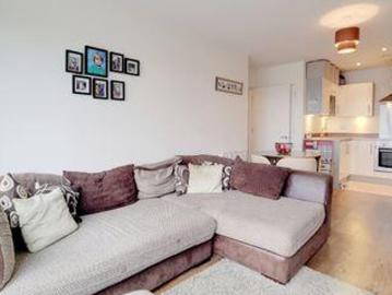 2 Bedrooms Flat for sale in Peebles Court, Whitestone...