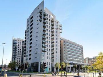2 Bedrooms Flat for sale in The Gateway North, Crown...