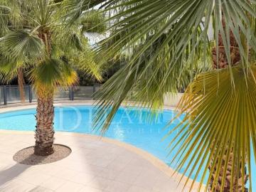 2 pièces rez de jardin avec piscine, garage et vue verdure