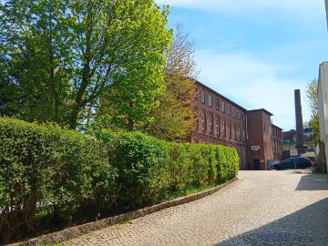 2 RWE mit Fitnessstudio im Haus