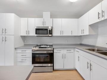 396 Queens Avenue 3 Bedroom Apartment for Rent at 396...