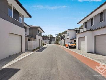3 BED, A/C, MINUTES TO GATEWAY Large living space unit,...