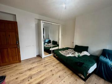 3 bed accommodation to rent in E3