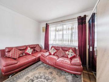 3 bed flat for sale