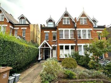 3 Bedroom Ground Floor Flat For Rent In London
