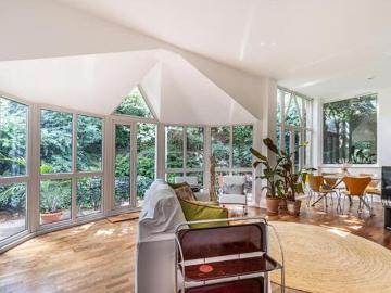 3 Bedroom Detached House For Sale In London